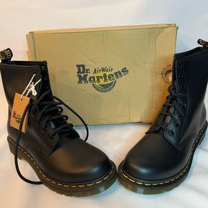 NWT Black Doc Martens Icons boots. Women’s size 9